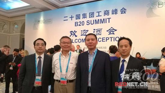 山河智能董事长何清华(左二)与其他参会湘企负责人齐聚B20。