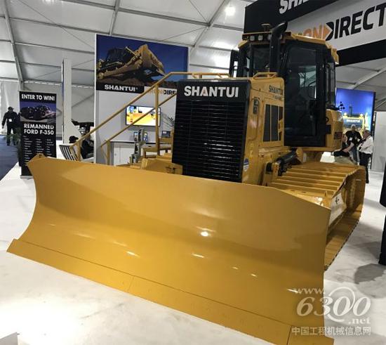 山推DH13K推土机亮相美国拉斯维加斯工程机械展。(山推供图)