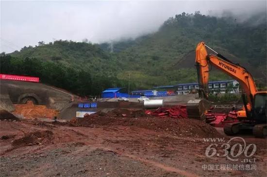 图为老挝北部孟赛山区拍摄的中国中铁国际集团中老铁路隧道施工现场,现代挖掘机正在施工作业