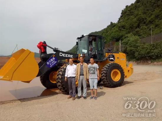 约翰迪尔工作人员与用户合影(中)