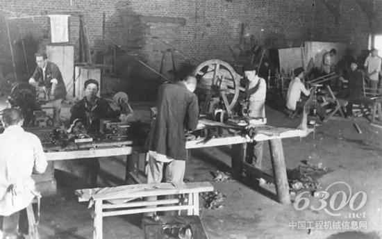 1943年,建厂初期,华兴铁工厂为地方部队维修枪支