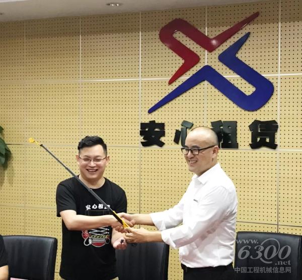 王志军 向 侯超 赠送设备模型 湖北华中安心租赁有限公司总经理侯超先生(左)Haulotte中国总经理王志军先生(右)