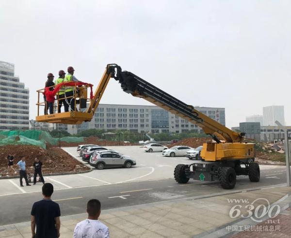 分享结束后,行业同仁纷纷到现场进行设备登高体验